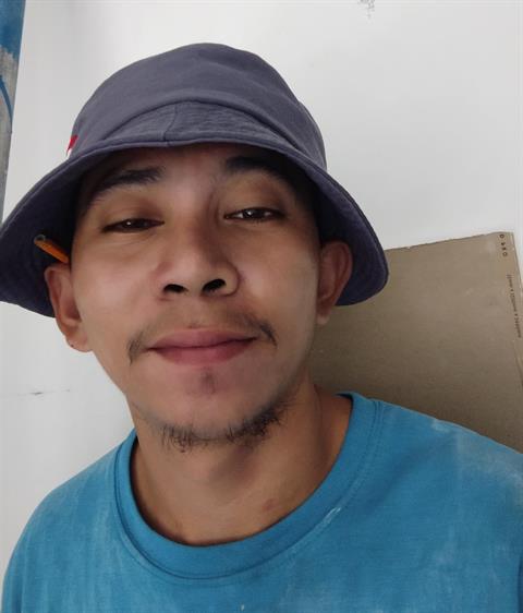joven aying
